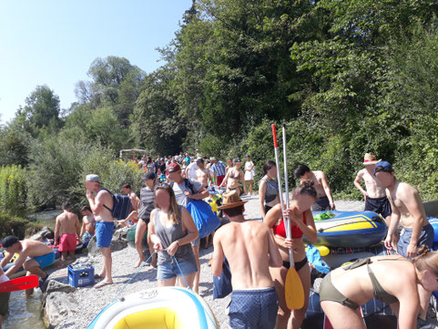 Hunderte von Badebootfahrern im Naturschutzgebiet Isarauen (Bootseinstieg unterhalb des Ickinger Wehrs), Foto: Fabian Unger, 2018 