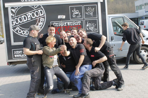 Mitarbeiter machen Selfi vor GOODFOOD FOOD TRUCK