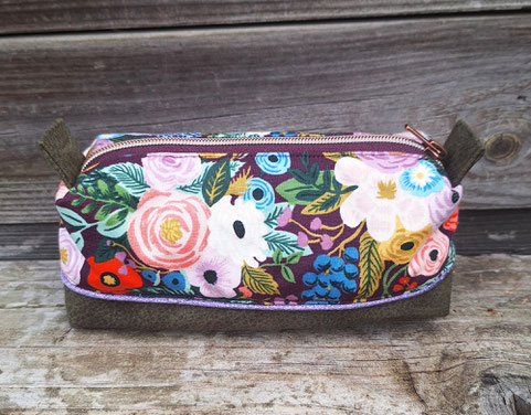 trousse fourre-tout pour femme en tissu aubergine avec des fleurs multicolores, trousse à maquillage, trousse à stylos et crayons, cadeau fête des mères, rentrée scolaire