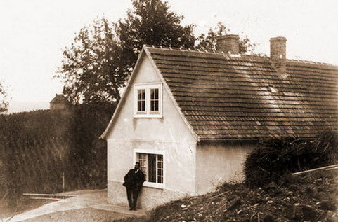 Max Klinger vor dem Schafstal