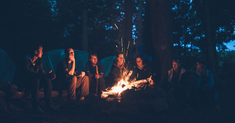 Gens autour d'un feu de camp