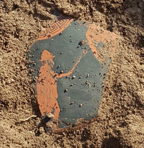 Le fragment du vase Attique "in situ". Credit: Parc Archeologique de Paestum