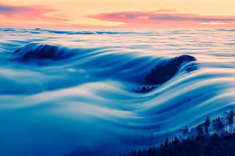 Foto: Adrian Wirz 'Die Nebelwelle auf der Belchenfluh' www.belchen-schweiz.ch