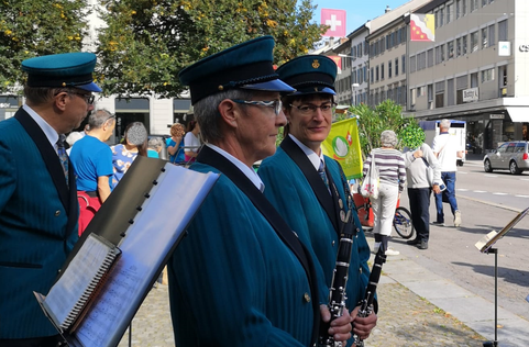 Marianne Lienhard bei einem musikalischen Auftritt vor dem Rathaus in Glarus.