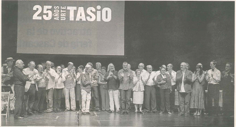 Al término de la gala, todos los participantes en la película Tasio se reunieron sobre el escenario. (Foto: Montxo A.G.)