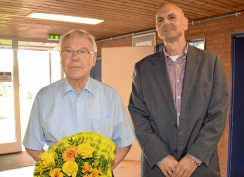 Er hat die Altersgrenze erreicht: Uwe Kurz (l.) wird vom DRK-Vorsitzender Markus Wasserthal geehrt.