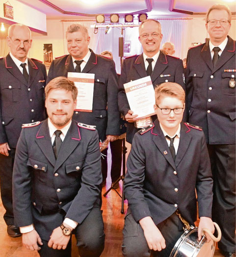 150 Jahre Mitgliedschaft im Spielmannszug der Feuerwehr: Wehrführer Jörg Timmermann (r.) mit den Jubilaren (v.l.) Joachim Neumann, Johannes Sievers, Gerd Sievers, Rolf Schlüter und Tade Groth.