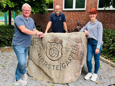 Thomas Rasch und Michael Thiesmann mit dem 1000. VfL-Mitglied Stephanie Lönne