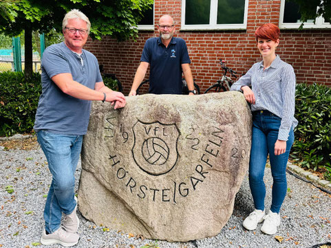 Thomas Rasch und Michael Thiesmann mit dem 1000. VfL-Mitglied Stephanie Lönne