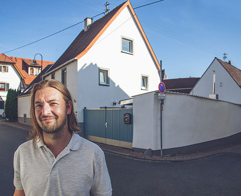 Sven Trump vor dem Weißen Haus in Kallstadt, in dem Donald Trumps Großvater Friedrich zur Welt kam. Foto: myclimate Deutschland