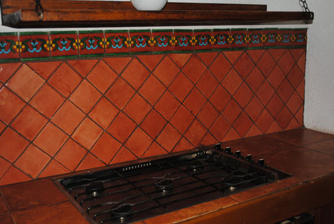 <img src="ruta-de-la-imagen.jpg" alt="Cenefa de azulejo Talavera mexicano hecha a mano">