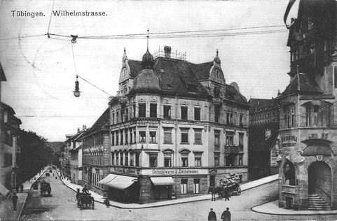 Eine Kolonialwarenhandlung an der Wilhelmstrasse in Tübingen um 1908. Bild: Verlag Heinrich Sting, Public domain, via Wikimedia Commons.*