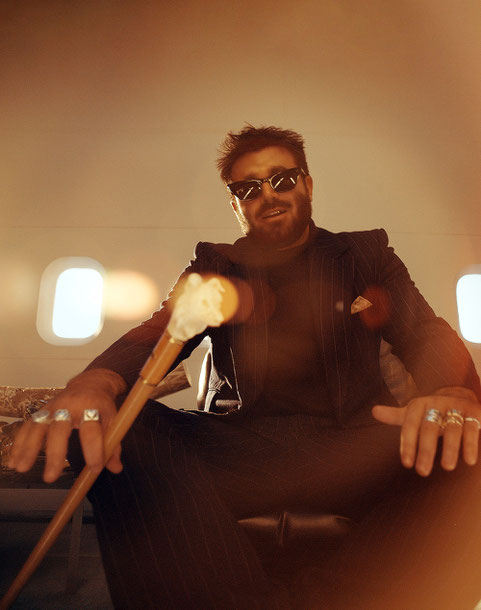 Als Dope Lemon macht der Australier Angus Stone herrlich schluffigen Indie-Pop zwischen LoFi, Disco und Psychedelic. Mitte September legt er in München und Zürich Tourstopps ein. Es dürfte wieder sehr voll werden. Foto: Daniel Mayne