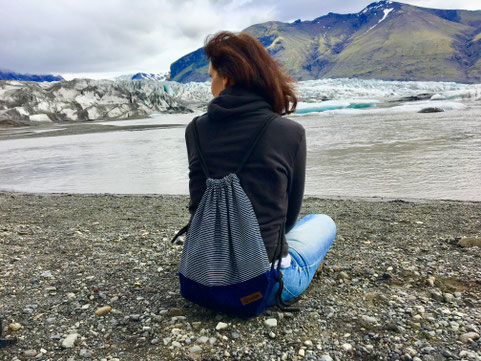 Frau am Gletscher Strand Island Blick in die Ferne zur Podcast-Episode Wasser Element und die Persönlichkeit 5 Elemente Ernährung