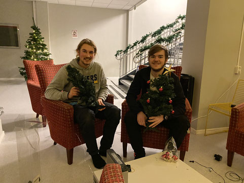 (v.l) Jonas und Tim beim schmücken der Schule (Foto: Lukas)