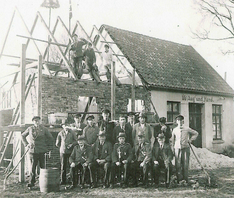 Fahneneinmarsch 1953 & Schießstandweihe durch NWDSB-Präsident Franke (Foto: NWZ)