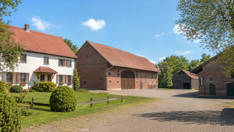 Gebaeudeversicherung-landwirtschaftliches-anwesen-scheune-deutschland