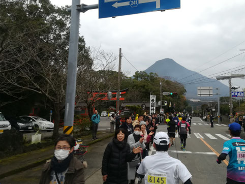 沿道の方々とハイタッチをするとパワーをもらえます