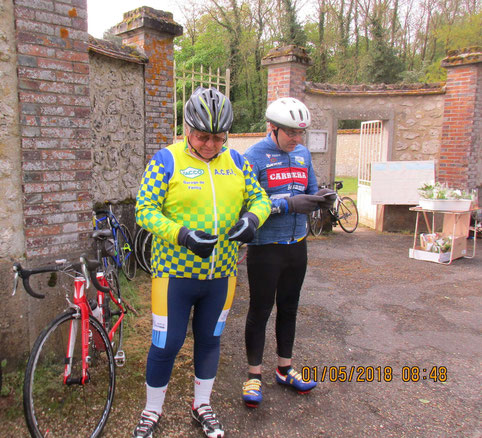 9 cyclistes au départ et seulement 2 sur la photo !  Les autres ne seraient-ils pas à l'heure du RdV ?