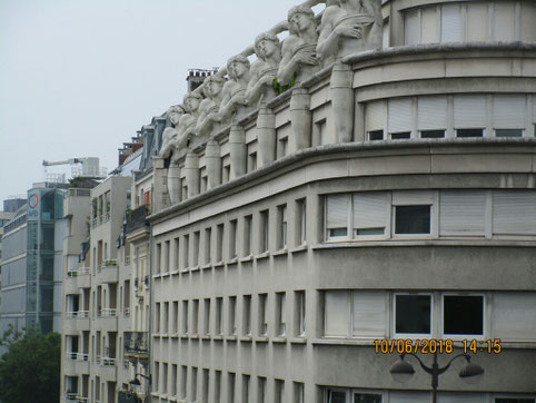 Il y a du monde en façade qui surveille la ville