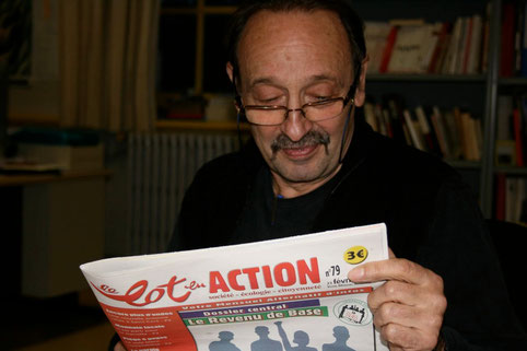 Maurice Lemoine, journaliste du Monde Diplomatique et spécialiste des pays d'Amérique Latine, est saisi en pleine lecture de l'article à propos de Rouletaplume, dans le Lot en action. Photo de Peuple et Culture Corrèze