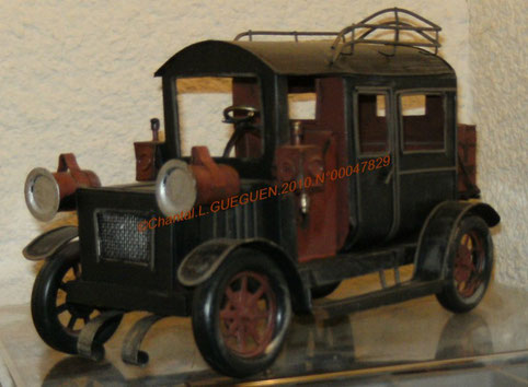 Voiture Jouet d'enfant datant des années 1900, tout fait main.