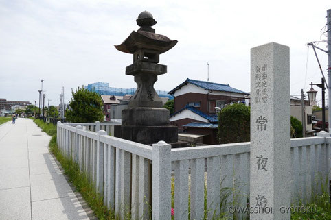 江戸日本橋の成田山の講の人たちが船旅の安全を祈って建てたとされる常夜灯は、市の有形文化財として当時船着場があった場所(現:常夜灯公園)に残されています