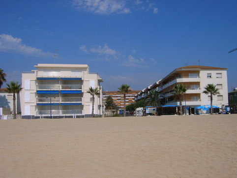 L'immeuble, vue de la plage