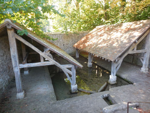 Magnifique lavoir encore en eau et bien entrenu qui n'est plus utilisé. Comme dans beaucoup de villages, son accès a du être protégé des dégradations maveillantes