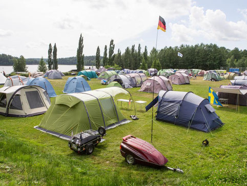 Telttakylä muuttui autioksi ja tyhjäksi, kun kaikki lähtivät paraatiin.