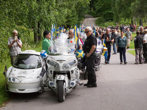 Paraatiin lähtöä odottelemassa. Kärjessä ruotsalaiset Wingistit.