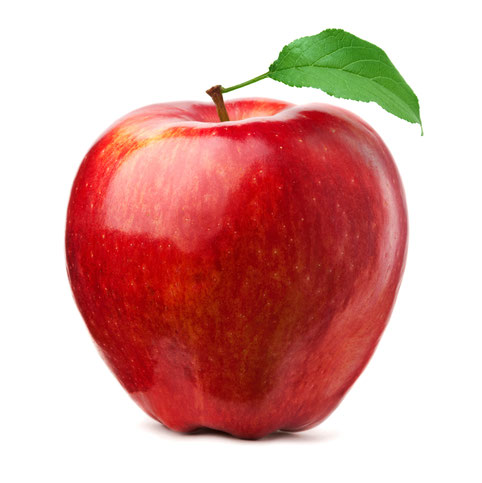 Roter Apfel mit grünem Blatt vor weißem Hintergrund