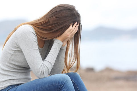 Mujer llorando tras una ruptura sentimental