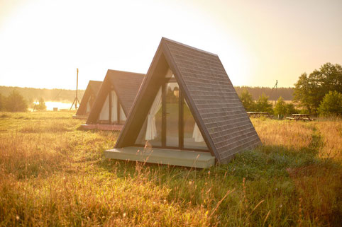 Glamping Unterkünfte bei Sonnenaufgang am See 2026
