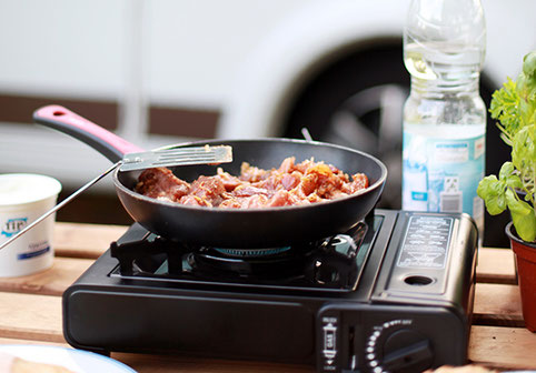 Campingkocher auf Tisch vor Wohnmobil 2026