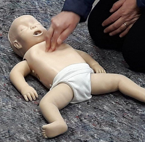 Massage cardiaque bébé