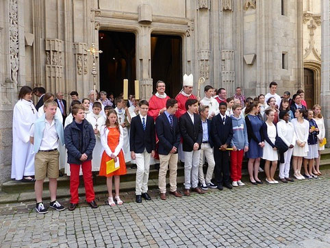 Les 21 jeunes confirmés autour de l'évêque et des PP. Loïc et Stéphane
