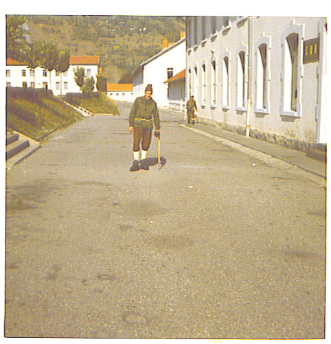 Leyens J.vor der Kaserne in Bourg St Maurice