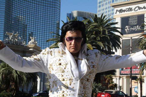 Ein Elvis Darsteller im vollen Outfit inklusive Sonnenbrille