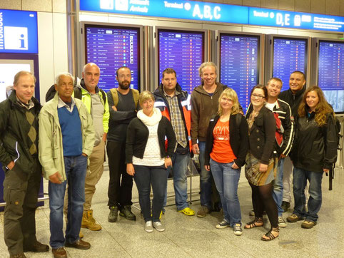 Ankunft Flughafen Frankfurt; von links nach rechts: Dr.Klemens Bieringer, Dr. Ashley Dindoyal, Michael Lischka, Stephan Rau, Samantha Schwartz, Christian Motsch, Christopher Nehl, Daniela Forler, Maike Eisler, Frank Schöndorf, Dennis Borces, Sabrina Rinck