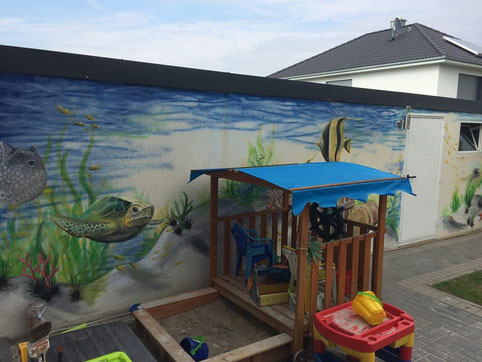 Diese Garagenwand wurde zur Unterwasserwelt.
