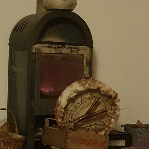 Trommel aufwärmen am Kamin.