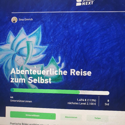 Der Monitor zeigt das Bild der erfolgreichen Kampagne bei Startnext. Das Buch wird Realität.