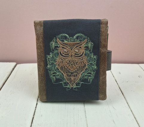 portefeuille homme unique, original, fait main en France, faux cuir camel, broderie hibou, tissu imprimé fougères