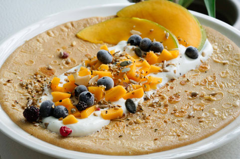 Klassische Eierpfannkuchen mit Fruchttopping | clean, fruchtig & low carb