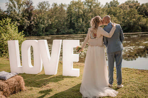 bruid en bruidegom in liefdevolle pose