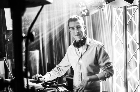Timo Blößer als Hochzeits DJ Köln steht am DJ Pult in der Location