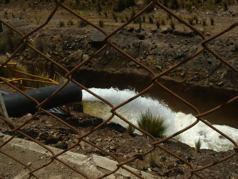 Vertido de agua neutralizada de una mina de Perú. Imagen: Nigel Wylie