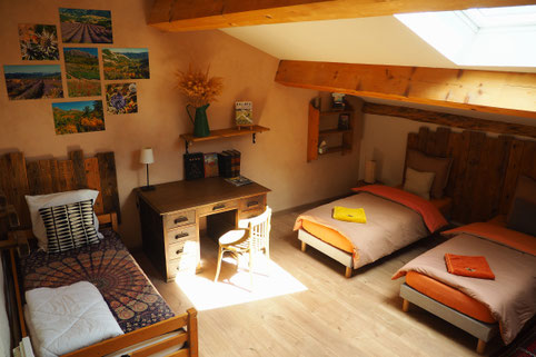 La chambre du Grenier. Izon Nature : hébergements, chambres et table d'hôtes insolites et écoresponsables dans la Drôme provençale, trek dans la Méouge