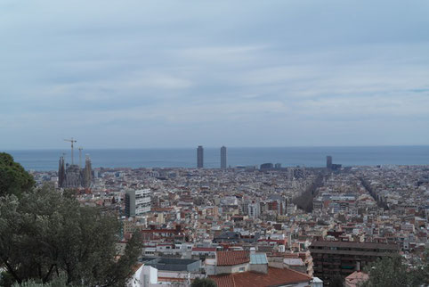 Ausblick auf Barcelona vom Park Güell - links im Bild die Sagrada Familia.